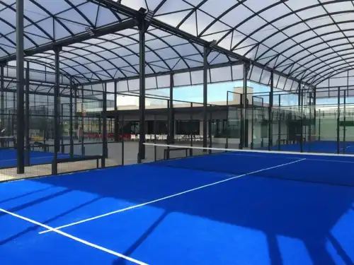 Terrain de padel couvert avec canopée