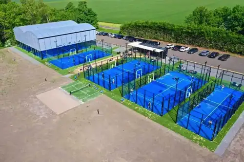 Club de padel avec des auvents